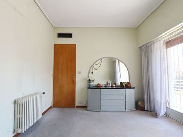 VENTA CASA 6 AMBIENTES MONTE CASTRO CON PARQUE