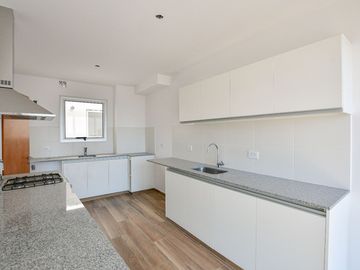 PISO EN VENTA EN LA PLATA CON TERRAZA PRIVADA