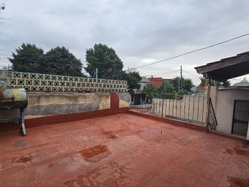 Venta Casa en Pompeya lote propio PB y 1 piso