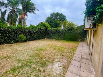 VENTA CASA 3 DORMITORIOS CON PATIO EN ZONA SUR