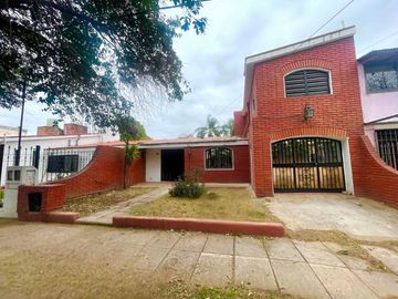 VENTA CASA 3 DORMITORIOS CON PATIO EN ZONA SUR