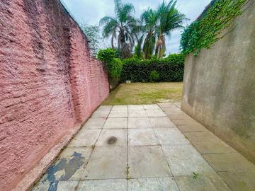 VENTA CASA 3 DORMITORIOS CON PATIO EN ZONA SUR
