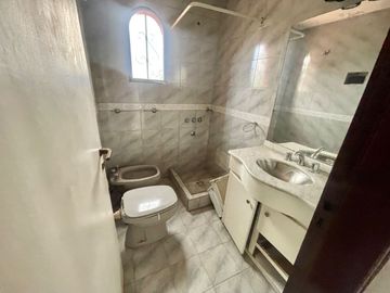 VENTA CASA 3 DORMITORIOS CON PATIO EN ZONA SUR