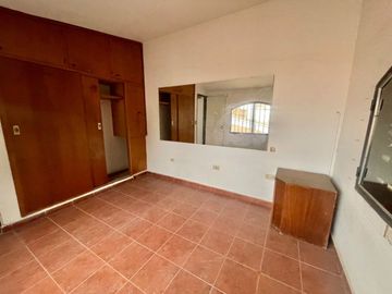 VENTA CASA 3 DORMITORIOS CON PATIO EN ZONA SUR