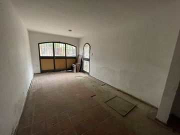 VENTA CASA 3 DORMITORIOS CON PATIO EN ZONA SUR