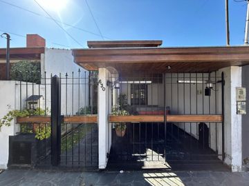 Venta Casa duplex 4 amb c/ cochera y patio Sarandi