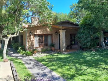 Venta casa Funes con pileta y dos plantas