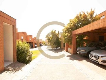 Hermosa Casa Mediterránea Avda Plaza en condominio
