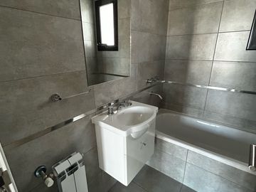 Av Pellegrini  al 1900 - 2 Dormitorios con cochera - Amenities