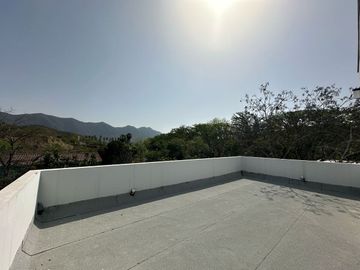VENTA DE CASA EN BRISAS DEL VERGEL CARRETERA NACIONAL MONTERREY NL.