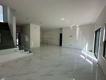 VENTA DE CASA EN BRISAS DEL VERGEL CARRETERA NACIONAL MONTERREY NL.