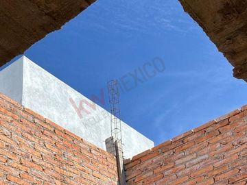 Real del Bosque, Venta de Terreno 163m2. Cuenta con una construcción en Obra Negra de 125 m2.   Casa para terminar a su gusto.