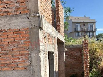 Real del Bosque, Venta de Terreno 163m2. Cuenta con una construcción en Obra Negra de 125 m2.   Casa para terminar a su gusto.