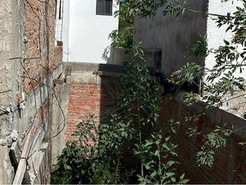 Real del Bosque, Venta de Terreno 163m2. Cuenta con una construcción en Obra Negra de 125 m2.   Casa para terminar a su gusto.