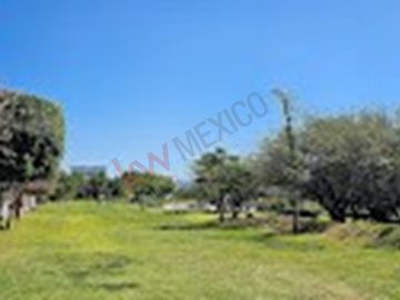Real del Bosque, Venta de Terreno 163m2. Cuenta con una construcción en Obra Negra de 125 m2.   Casa para terminar a su gusto.