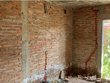 Real del Bosque, Venta de Terreno 163m2. Cuenta con una construcción en Obra Negra de 125 m2.   Casa para terminar a su gusto.