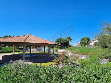 Real del Bosque, Venta de Terreno 163m2. Cuenta con una construcción en Obra Negra de 125 m2.   Casa para terminar a su gusto.