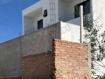 Real del Bosque, Venta de Terreno 163m2. Cuenta con una construcción en Obra Negra de 125 m2.   Casa para terminar a su gusto.