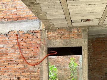 Real del Bosque, Venta de Terreno 163m2. Cuenta con una construcción en Obra Negra de 125 m2.   Casa para terminar a su gusto.