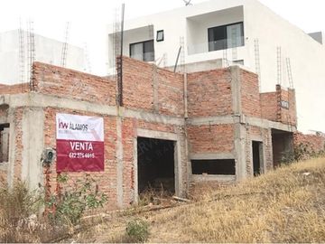 Real del Bosque, Venta de Terreno 163m2. Cuenta con una construcción en Obra Negra de 125 m2.   Casa para terminar a su gusto.