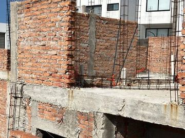 Real del Bosque, Venta de Terreno 163m2. Cuenta con una construcción en Obra Negra de 125 m2.   Casa para terminar a su gusto.