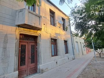 Casa en Venta en Republica/Domeyco / Se vende propiedad con 2 casas independientes total 4 habitaciones 2 baños patio interior