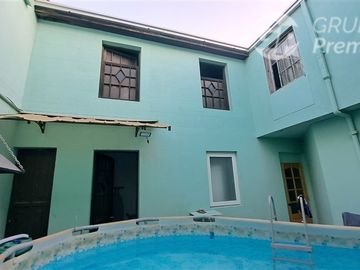 Casa en Venta en Republica/Domeyco / Se vende propiedad con 2 casas independientes total 4 habitaciones 2 baños patio interior