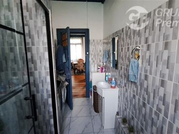 Casa en Venta en Republica/Domeyco / Se vende propiedad con 2 casas independientes total 4 habitaciones 2 baños patio interior