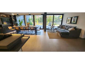 Dpto 3D+3B+ 2 EST+BOD Con Jardín privado de 197,63 m2