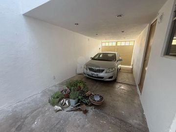 Casa en Renta con local en  Bosques de Colón, Toluca Estado de México