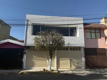 Casa en Renta con local en  Bosques de Colón, Toluca Estado de México