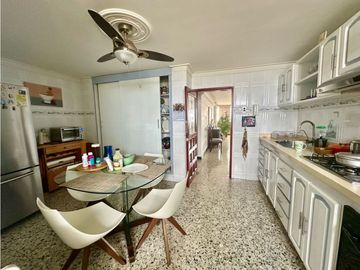 AMPLIO APARTAMENTO EN VENTA EN VIEJO PRADO. Excelente Ubicacion