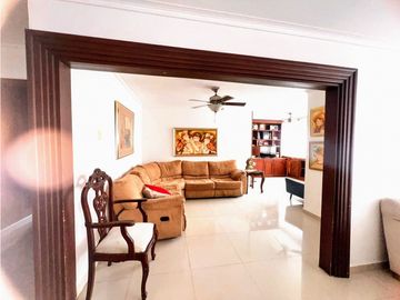 SE VENDE AMPLIO APARTAMENTO EN RIOMAR