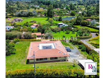 Vendo Hermosa Casa Campestre en Parcelación en La Ceja del Tambo