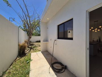 Casa NUEVA, AMUEBLADA con alberca en privada en Dzitya