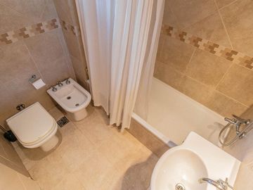 Departamento de 3 Ambientes con Balcón amplio y Cochera fija -Suite - Caballito