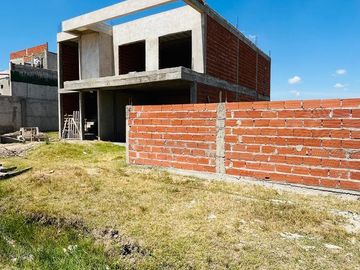 VENTA CONTRUCCIÓN EN GRIS, BARRIO EL PORVENIR. 6 AMB. MÁS LOTE VECINO