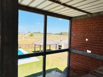 VENTA CONTRUCCIÓN EN GRIS, BARRIO EL PORVENIR. 6 AMB. MÁS LOTE VECINO
