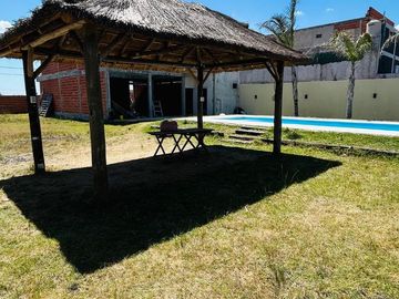 VENTA CONTRUCCIÓN EN GRIS, BARRIO EL PORVENIR. 6 AMB. MÁS LOTE VECINO