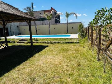 VENTA CONTRUCCIÓN EN GRIS, BARRIO EL PORVENIR. 6 AMB. MÁS LOTE VECINO