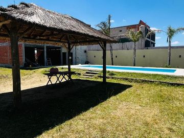 VENTA CONTRUCCIÓN EN GRIS, BARRIO EL PORVENIR. 6 AMB. MÁS LOTE VECINO