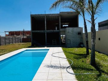VENTA CONTRUCCIÓN EN GRIS, BARRIO EL PORVENIR. 6 AMB. MÁS LOTE VECINO