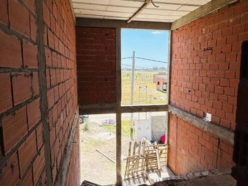VENTA CONTRUCCIÓN EN GRIS, BARRIO EL PORVENIR. 6 AMB. MÁS LOTE VECINO