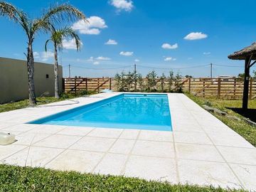 VENTA CONTRUCCIÓN EN GRIS, BARRIO EL PORVENIR. 6 AMB. MÁS LOTE VECINO