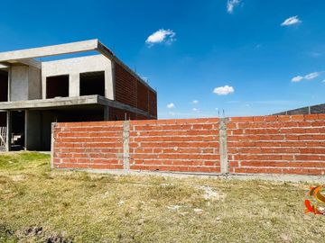 VENTA CONTRUCCIÓN EN GRIS, BARRIO EL PORVENIR. 6 AMB. MÁS LOTE VECINO