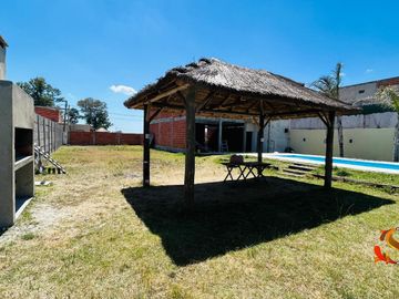 VENTA CONTRUCCIÓN EN GRIS, BARRIO EL PORVENIR. 6 AMB. MÁS LOTE VECINO