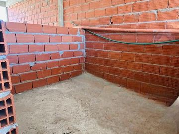 VENTA CONTRUCCIÓN EN GRIS, BARRIO EL PORVENIR. 6 AMB. MÁS LOTE VECINO
