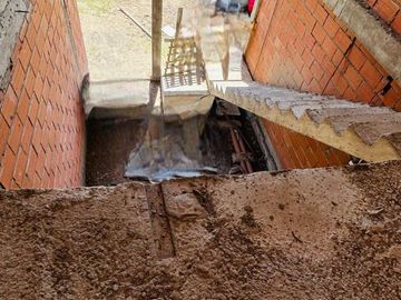 VENTA CONTRUCCIÓN EN GRIS, BARRIO EL PORVENIR. 6 AMB. MÁS LOTE VECINO