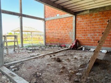 VENTA CONTRUCCIÓN EN GRIS, BARRIO EL PORVENIR. 6 AMB. MÁS LOTE VECINO
