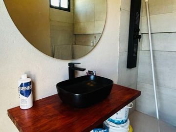 VENTA CONTRUCCIÓN EN GRIS, BARRIO EL PORVENIR. 6 AMB. MÁS LOTE VECINO